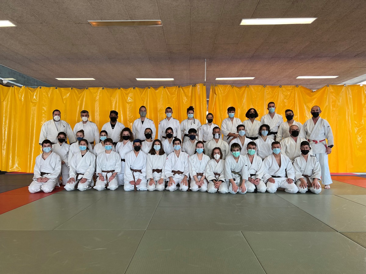 mas de 30 Judokas en el curso de paso de grado de Judo y D.A.. Pamplona 26-02-22